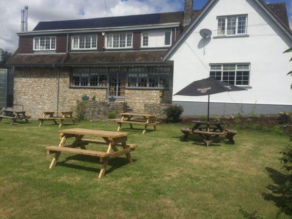 Al fresco dining in Dorset, Three Horseshoes Inn